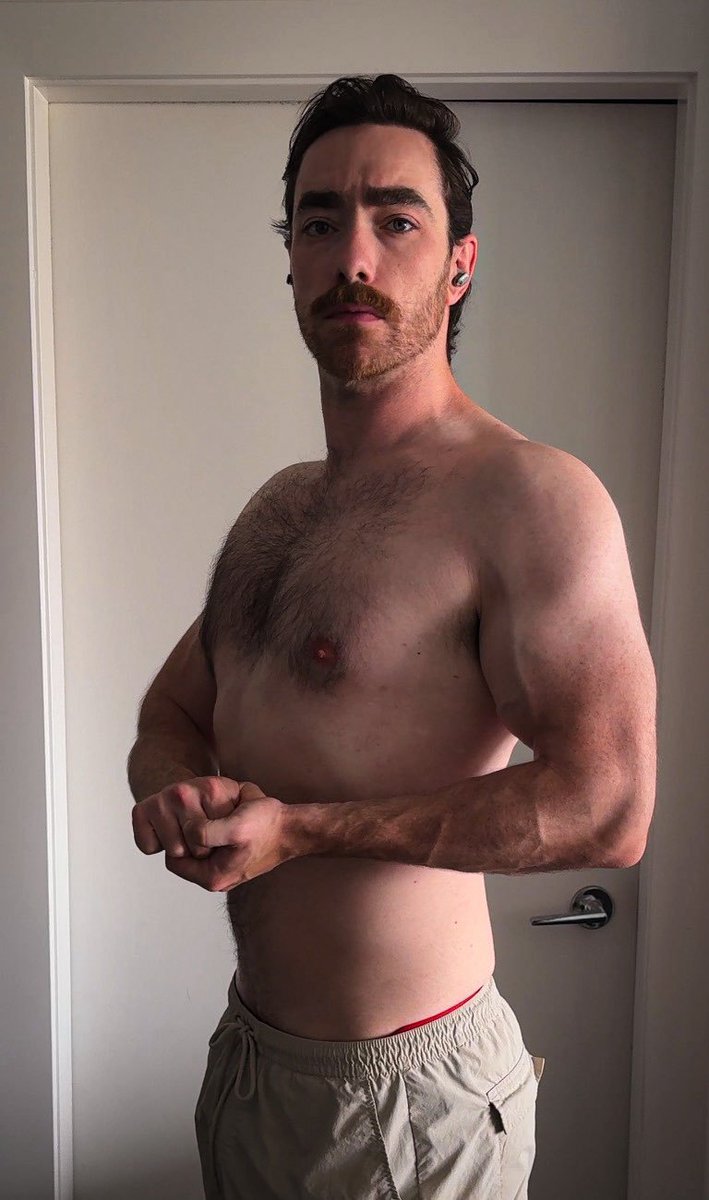 BULL_Master32's tweet photo. Warming up the arms and shoulders to throw her around the hotel room 💪 https://t.co/y9MJrfmABM