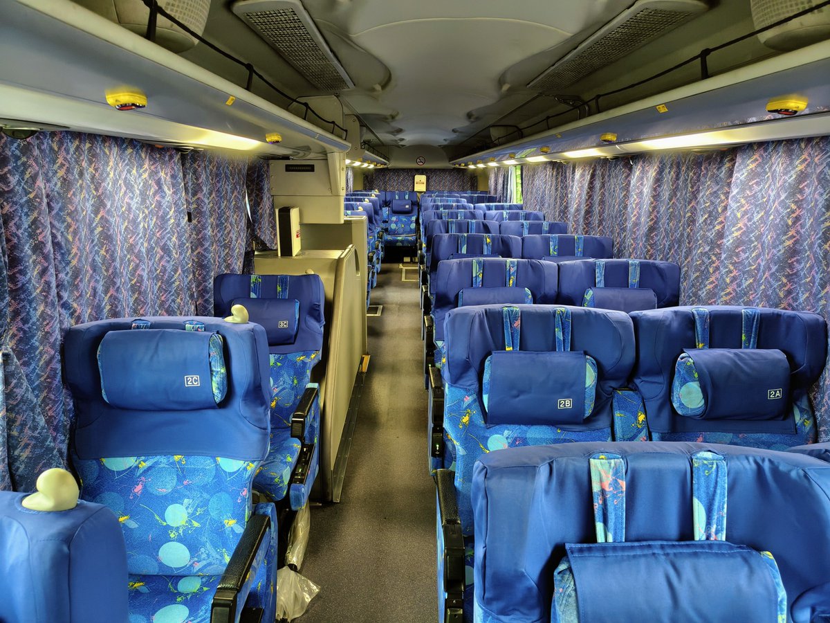 ikedon9450's tweet photo. SUNQパスの旅② 宮崎駅→桜町BT 産交バス788は貴重な偏心3列！
王座シートから高千穂の渓谷を優雅に眺めます♪1回目の休憩は道の駅よっちみろ屋。｢寄ってみようか」「立ち寄ってみてください｣みたいな意味らしい。熊本から来た宮崎交通のなんぷう号と並びます。西鉄ごかせ号も通過していきました！ https://t.co/FNXYljluOo