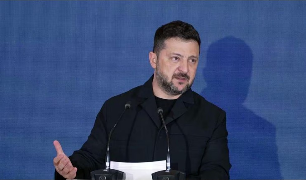 FattAvvenimenti's tweet photo. Zelensky soddisfatto dei 40 giorni di attacchi alla Russia mentre la logistica ucraina devastata dai missili non esiste più 
https://t.co/SyiJDowO5e https://t.co/3DR5QjP7Er