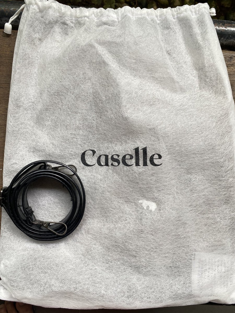 VantaNebula's tweet photo. @RaeeAistle Hitam plus dustbag dan talpan, good condi cuma sekali pakai 75k aja kak
Biru tas kulit sapi asli 70k 
@RaeeAistle https://t.co/IU8HsxrEne