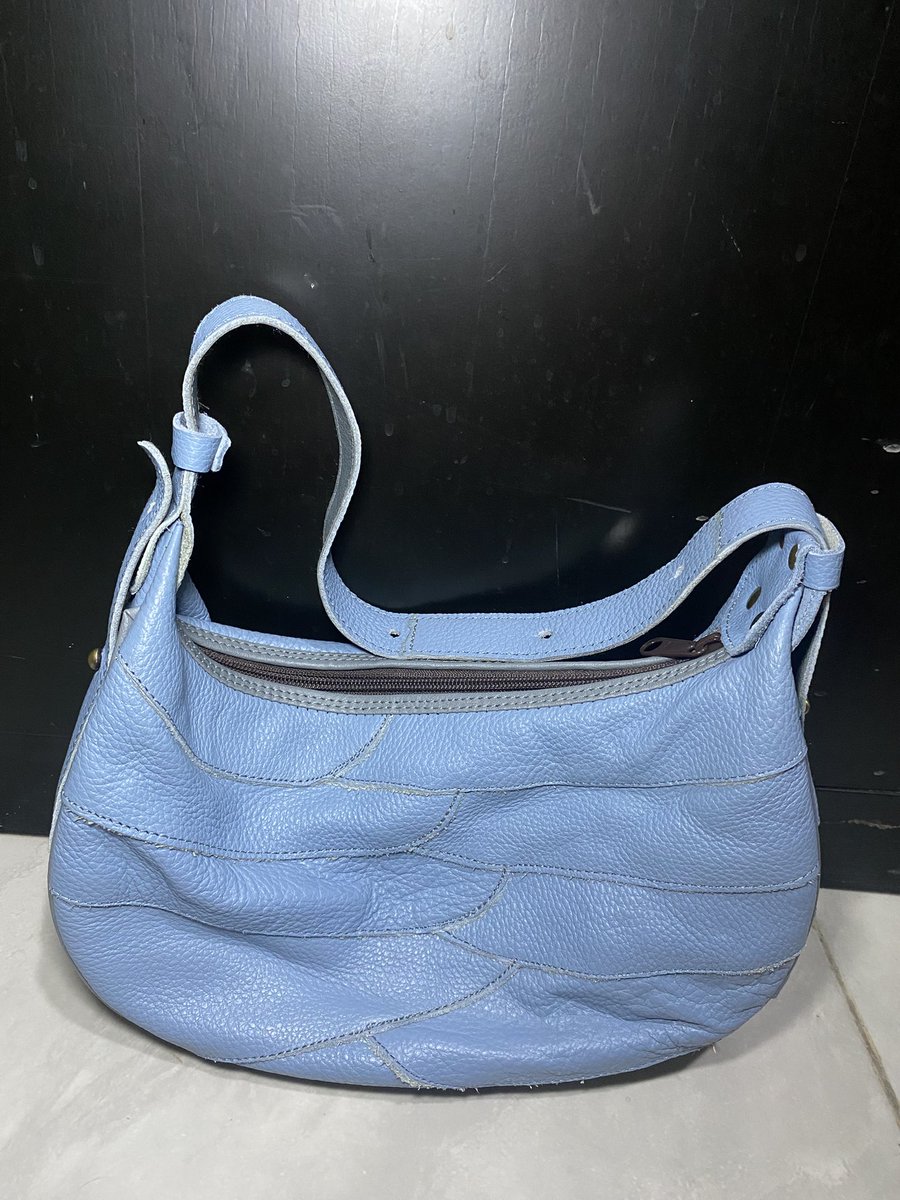 VantaNebula's tweet photo. @RaeeAistle Hitam plus dustbag dan talpan, good condi cuma sekali pakai 75k aja kak
Biru tas kulit sapi asli 70k 
@RaeeAistle https://t.co/IU8HsxrEne