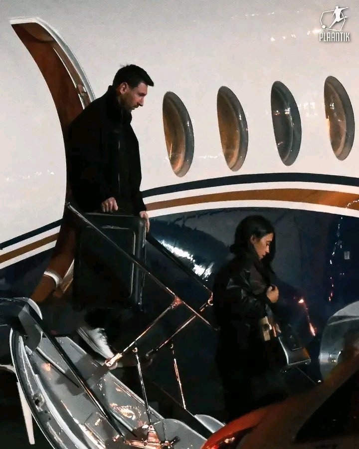 Icon_News7's tweet photo. 🇦🇷 Lionel Messi Returns to Rosario With Family to Bid Final Farewell to His Father, Jorge Messi 🕊️ https://t.co/V2rJE5BtN7