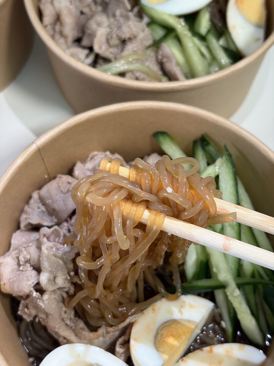 hbker07's tweet photo. ดีใจโคตรๆบุกโบว์มาเปิดสาขาใกล้บ้านแล้ว อยากกรี๊ด กรี๊ดออกมาดังๆ คือมันอร่อยมาก รอบก่อนๆเรายอมเสียค่าส่งแพงเพราะมันดีจริง แคลน้อยมากแต่อิ่มนานมาก เหมาะกับตอนลดนนสุดๆ แม่งเปนอาหารคลีนที่อร่อย🫠 ตอนนี้ค่าส่ง0อะ ฟินเกินนนนน ใครยังไม่ลอง อยากให้ลอง มีโปร2กล่อง อร่อยทุกอย่างบอกเลย https://t.co/JX13dr9ntI