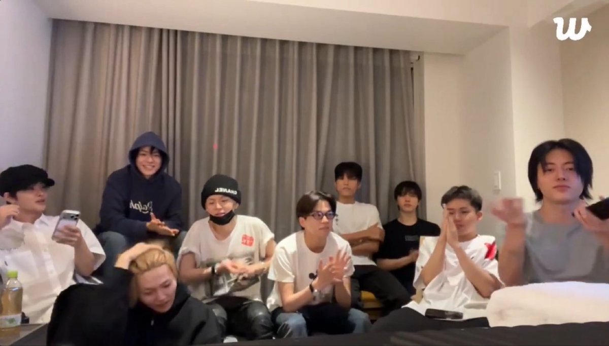 Amz1881's tweet photo. This is how treasure celebrated their anniversary, and you guys want us to believe that YG isn't the problem, mind you, they are an active group under that label https://t.co/Ozq7je4FbY