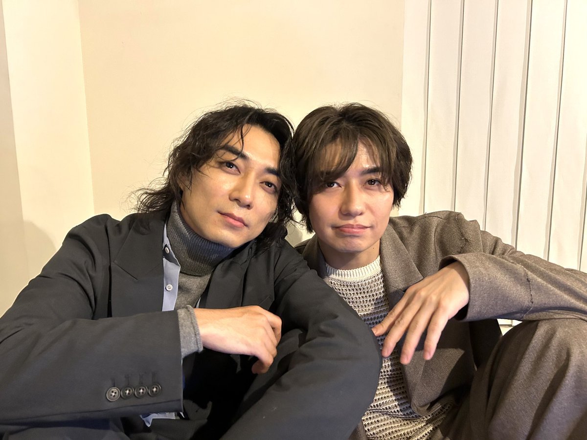 joseiseven's tweet photo. #スモブルオフショット祭り 7️⃣

撮影が全部終わった後😊😏

#スモークブルーの雨のち晴れ ☔☀️ デジタル写真集

📖紙版　⚠️締切はあと4日
✨予約は下記サイトから✨
https://t.co/GIRk2NAvxn
🎦デジタル版とは別のメイキング動画が追加で視聴できます
🚨8月13日（木）23時59分までの完全受注販売

📱デジタル写真集
Kindle
https://t.co/P6Udt4kqwf

※下記3ストアでは各オリジナルのアザーカット掲載も

ReaderStore
https://t.co/jhv0M3beys

楽天 Kobo
https://t.co/nuURPyU6Eh

honto
https://t.co/tmpOiFyO7t
 
#武田航平
#渋谷謙人
#ドラマスモブル