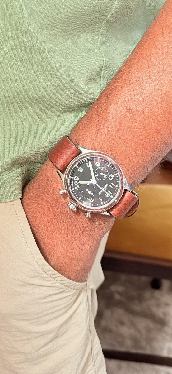sunitr's tweet photo. Breguet Type XX、”Zero Pass”ストラップに替えたらめちゃくちゃカッコいい。ヴィンテージな航空時計の雰囲気に夏のカジュアル感。この組み合わせ、かなりアリ。 #studioanarchronist #wristcheck #breguet #TypeXX #BreguetTypeXX https://t.co/Lu6HlWnzHz