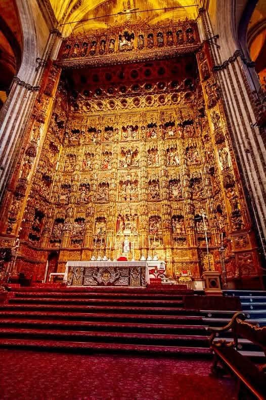 ElCiceroneSVQ's tweet photo. ¿SABÍAS QUE EL MAYOR RETABLO DE LA CRISTIANDAD ESTÁ EN SEVILLA?

No está en Roma. Ni en París. Ni en Madrid.
Está aquí, en el corazón de nuestra Catedral.
El Retablo Mayor de la Catedral de Sevilla se eleva casi 28 metros ante nuestros ojos. Una gigantesca obra de madera, oro y policromía que comenzó a realizarse en 1482 y en la que trabajaron varias generaciones de artistas.
Más de 200 figuras y decenas de relieves convierten sus calles y cuerpos en una auténtica Biblia tallada en madera.
Casi un siglo de trabajo para levantar una de las grandes maravillas del arte cristiano.
#Sevilla #CatedralDeSevilla #HistoriaDeSevilla #Arte #ElCiceroneDeSevilla