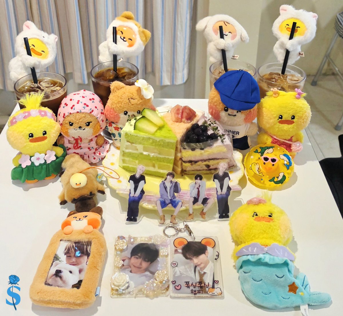 sweety_bluerose's tweet photo. 다 모았더니 너무 와글와글🩷
사진 찍느라 정신이 없었지만 맛있었다~~
귀엽게 여름휴가 온 느낌의 니니들🍉 https://t.co/TGEU1dWgLu