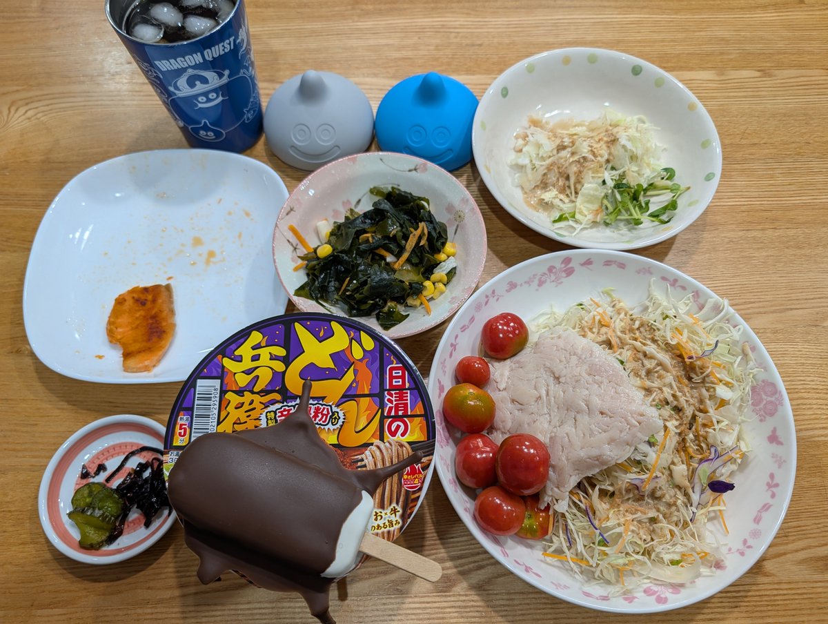 kanna214's tweet photo. 日曜日お疲れ様でした😌

実家から帰宅🫠疲れた…

今夜の夕食は…
・サラダチキン🍗
・キャベツサラダ🥗
・庭で採れた大量のミニトマト🍅
・どん兵衛 うま辛 牛だしそば🔥🍜
・鮭の残骸😐
・ハンバーグ弁当に付いていた おかずの残骸😐(ソースが少し付いてる🥹

辛いどん兵衛🔥
もってくれよー！オラのからだー！ 🚽🧻

麦茶でいきます！カンパーイ🥤