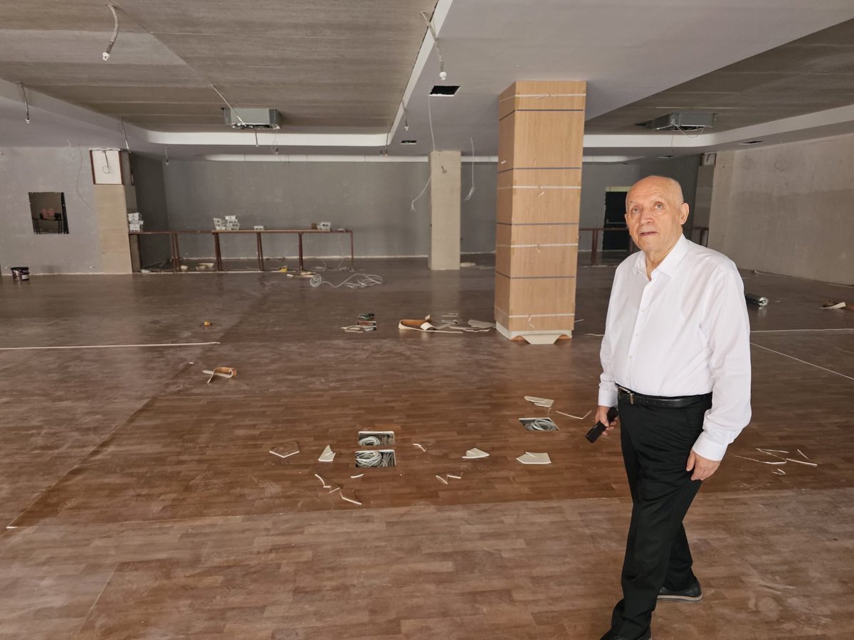 fethiyasar's tweet photo. Batıkent Ek Hizmet Binamızda devam eden yenileme ve tadilat çalışmalarını kontrol ettim.

Vatandaşlarımıza daha iyi hizmet sunmak için tesisimizde yer alan her yaştan Yenimahallelilerin yoğun ilgi gösterdiği Yaşar Kemal Kütüphanemizi, Meslek Edindirme ve Hobi Kursları Merkezimizi, sivil toplum kuruluşlarına sağladığımız alanları ve idari birimlerimizi baştan aşağıya, en modern şekilde yeniliyoruz. 

Çalışmalarımızı yakında tamamlayarak yeniden vatandaşlarımızın kullanımına sunacağız. Hayırlı olmasını diliyorum.