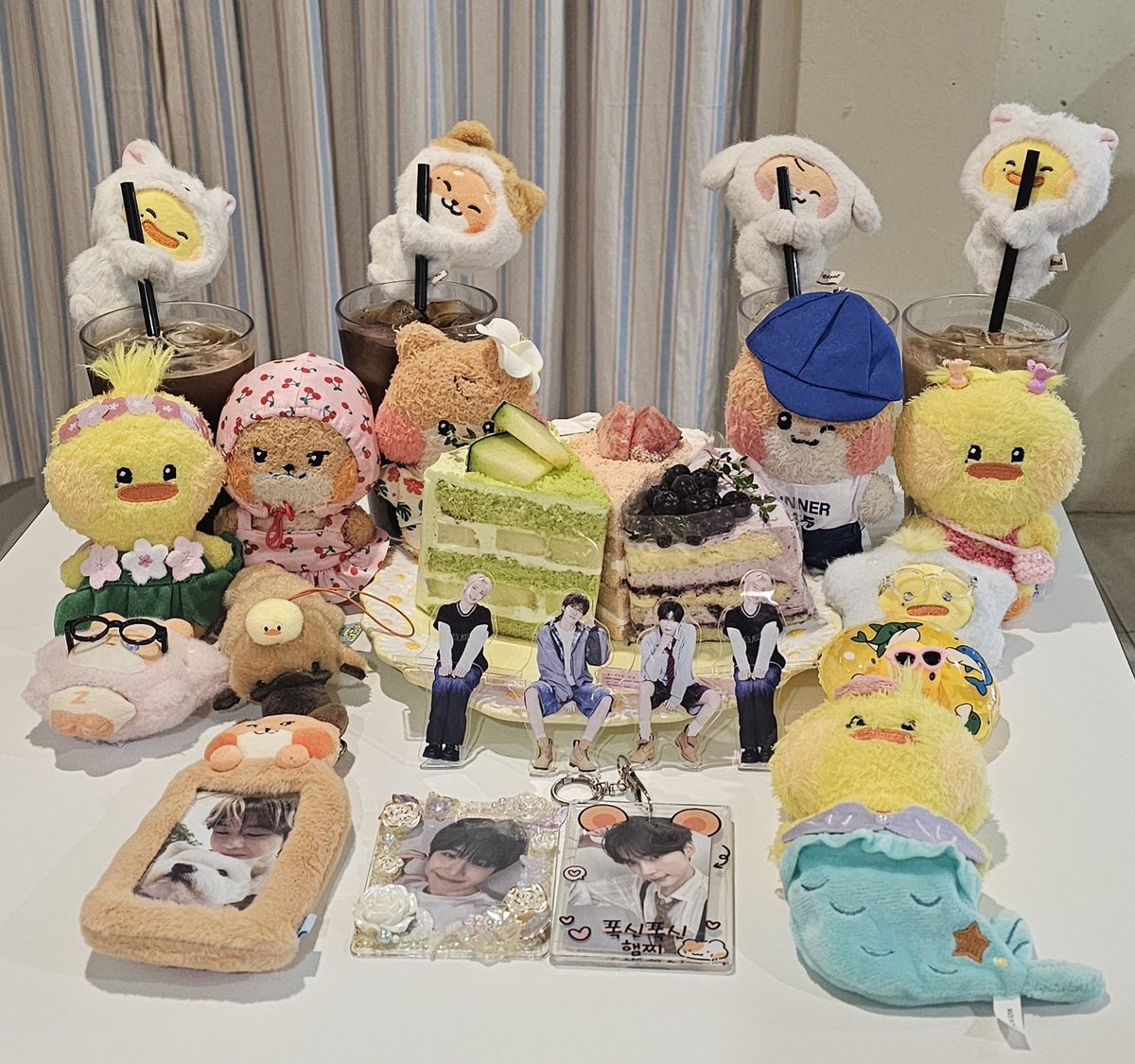 zb1shb010613's tweet photo. 🏖🐤🦊🐱 썸머바캉스!!
할머니댁도 가고 맛난 케잌도 먹고
오늘도 즐거웠다 

#ZB1 #성한빈 #석매튜 #김태래 https://t.co/WJfB3RkSue