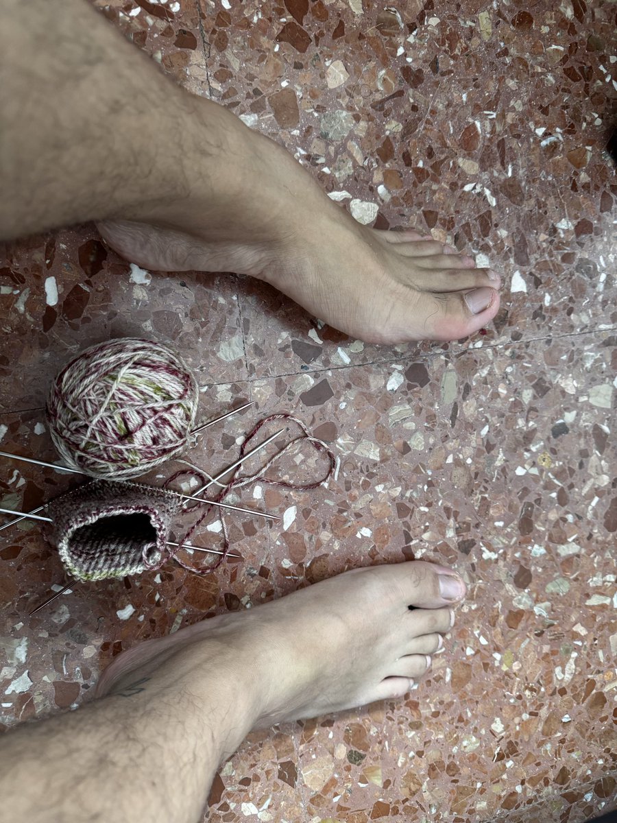KnitterScorpio's tweet photo. Just a good boy with his Sunday hobby #feet #feetfetısh #nsfw #male #القد https://t.co/lvPN8Z9QPR