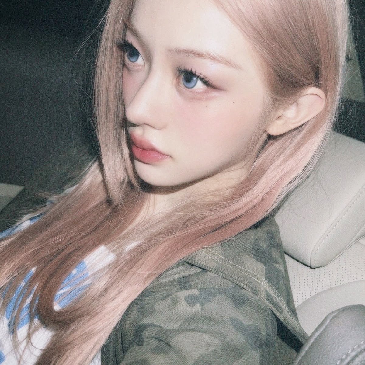 Miynzu's tweet photo. “https://t.co/cjhf7Uivv7” Gaze  rosy  cheeks  and  a  quieter  glow  caught  between  the  shadows  she  looks  effortlessly  pretty  like  a  daydream  resting  in  a  quiet  car  ride  wrapped  in  warmth  calmness  and  delicate  magic  tonight  gently ִֶָ🪽་༘ https://t.co/7rT9kDA7Me