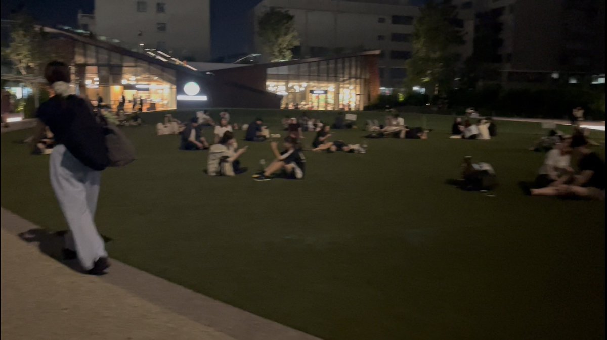 kusakabe1986's tweet photo. TOHO大井町で夜に映画見たあと大井町トラックスを散策したら、芝生のスペースで若者たちが酒を飲むわけでもなく騒ぐわけでもなく、ただ寝転がってダラダラしていて、なんて良い施設なんだと思った。 https://t.co/t0mVw59cPU