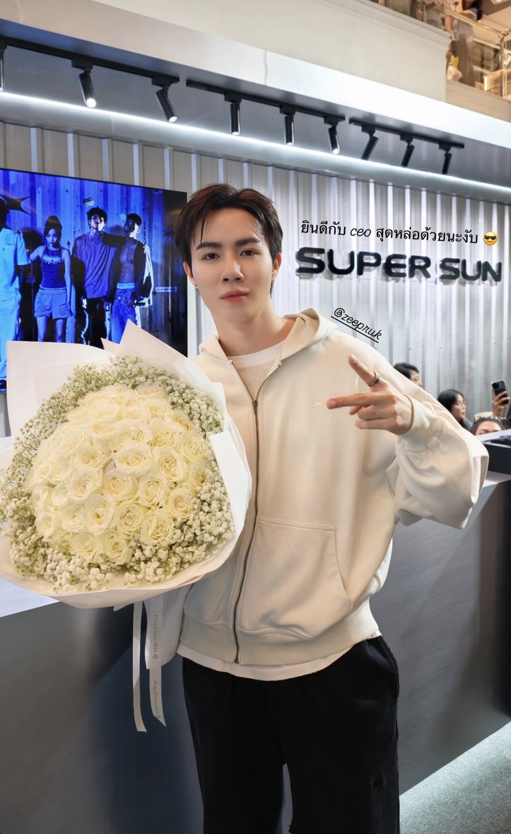 rkatepuka's tweet photo. NuNew : 

Congrats to the most handsome CEO na ngub 😎

#ZeeNuNew 
#SUPERSUNxSIAMCENTER https://t.co/07AztUCkHA