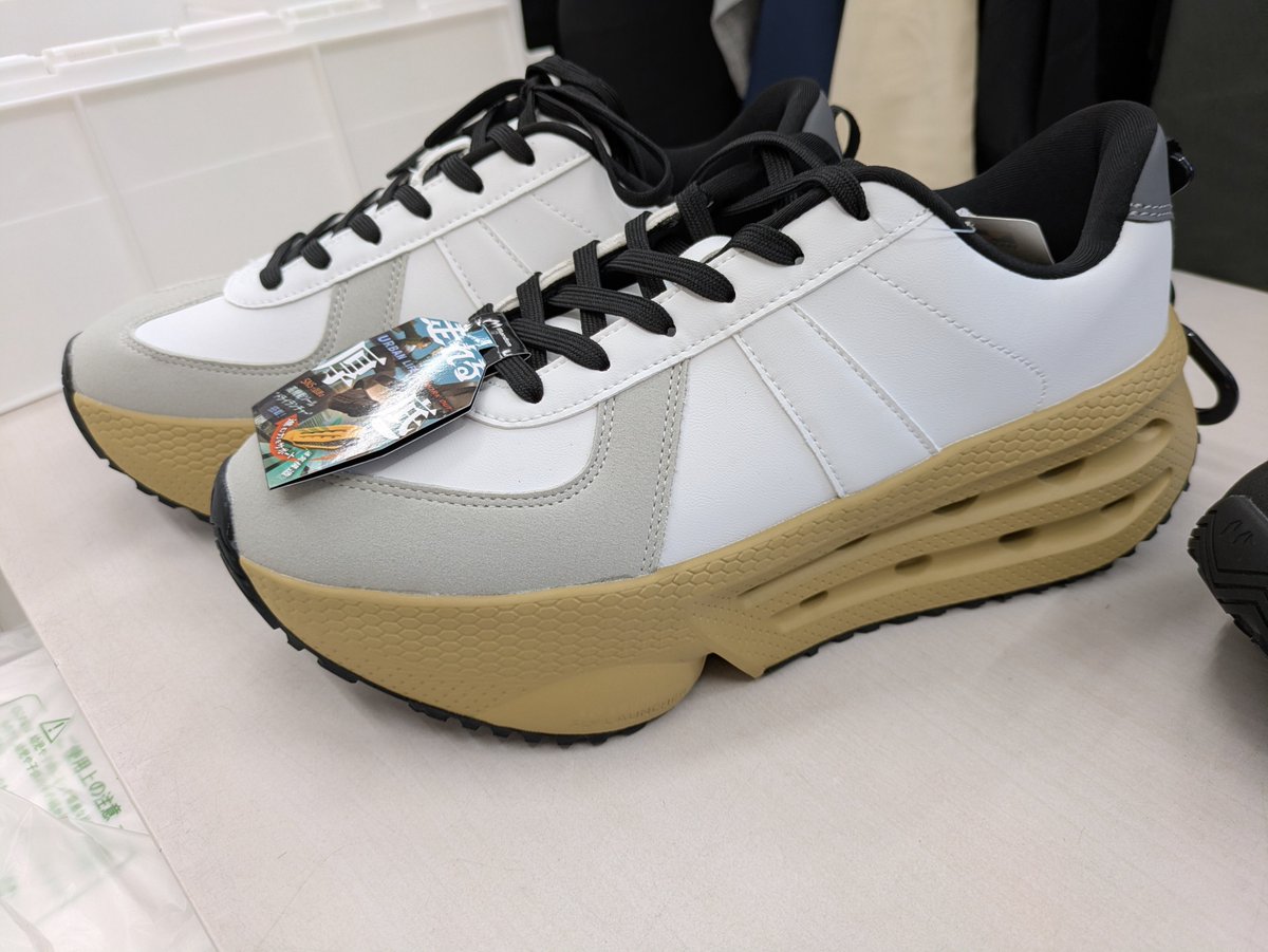 wmpkitamihara's tweet photo. マンダムドライランチャーU
¥3,900（税込）
走れる厚底！！
24.5〜28センチ
管理番号（53600）
入荷した日にスタッフさんと走れるんだって！すごい！と盛り上がりご紹介したくなりました。 https://t.co/zMLnRkBn8Z