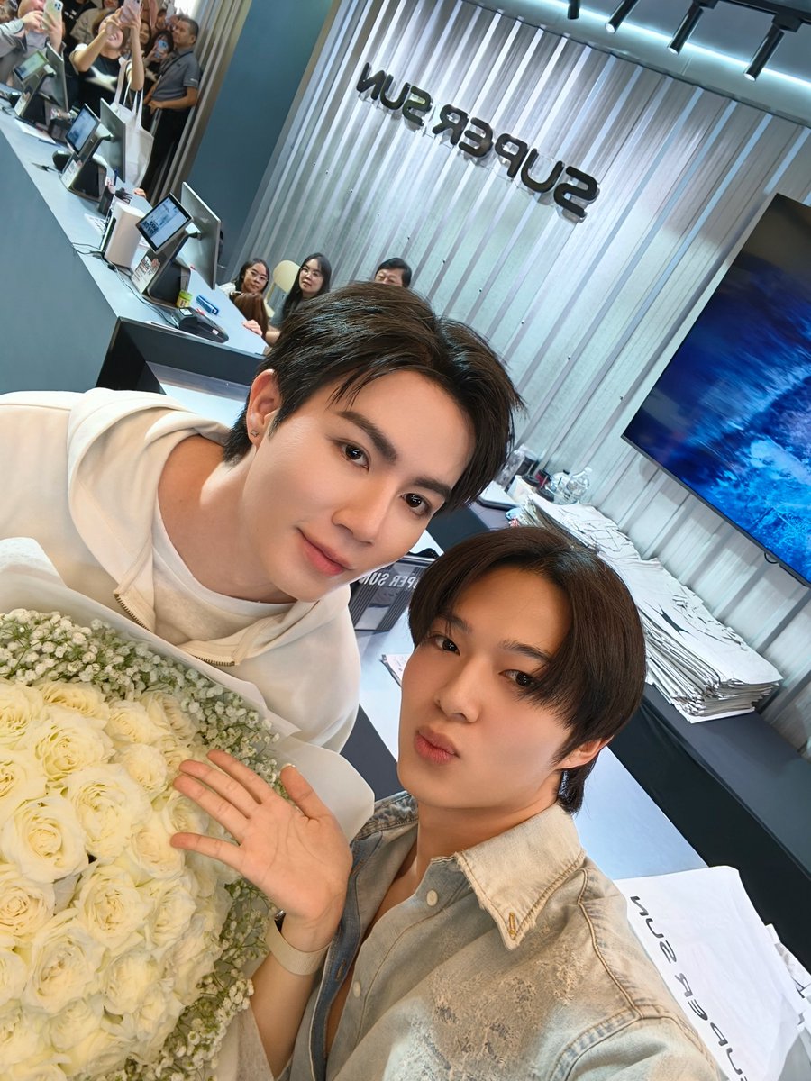 CwrNew's tweet photo. ยินดีกับ ceo super sun สุดหล่อด้วยนะงับ ขอให้แบรนด์เฮียปังขึ้น ๆ มีแต่คนรักคนชอบน้า วันนี้สุดท้าย ขอให้ยอดขายพุ่งกระฉูดเลย!
#SUPERSUN 
#SUPERSUNxSIAMCENTER 
#SUPERSUNPOPUP 
#SUPERSUNPOPUPINBKK https://t.co/AVD5OCiLEz