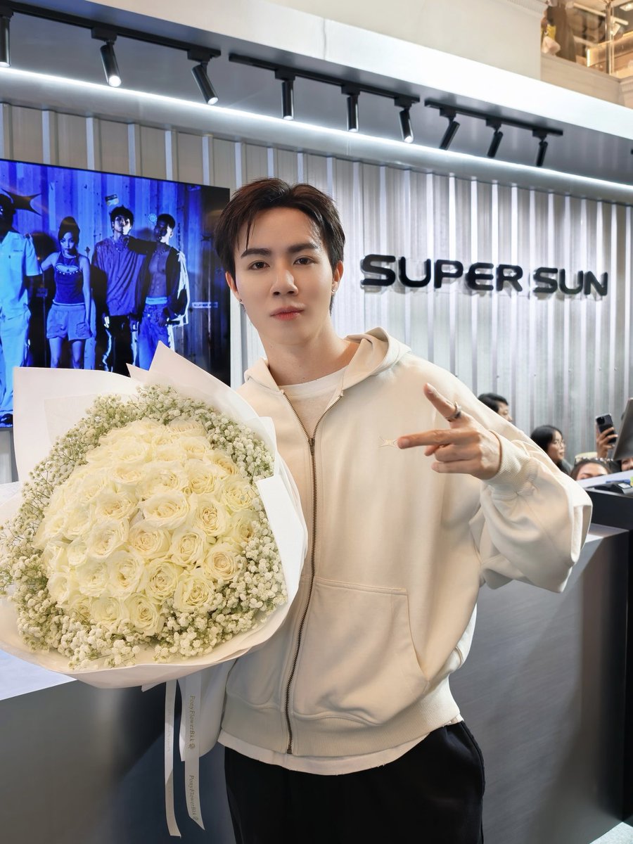 CwrNew's tweet photo. ยินดีกับ ceo super sun สุดหล่อด้วยนะงับ ขอให้แบรนด์เฮียปังขึ้น ๆ มีแต่คนรักคนชอบน้า วันนี้สุดท้าย ขอให้ยอดขายพุ่งกระฉูดเลย!
#SUPERSUN 
#SUPERSUNxSIAMCENTER 
#SUPERSUNPOPUP 
#SUPERSUNPOPUPINBKK https://t.co/AVD5OCiLEz