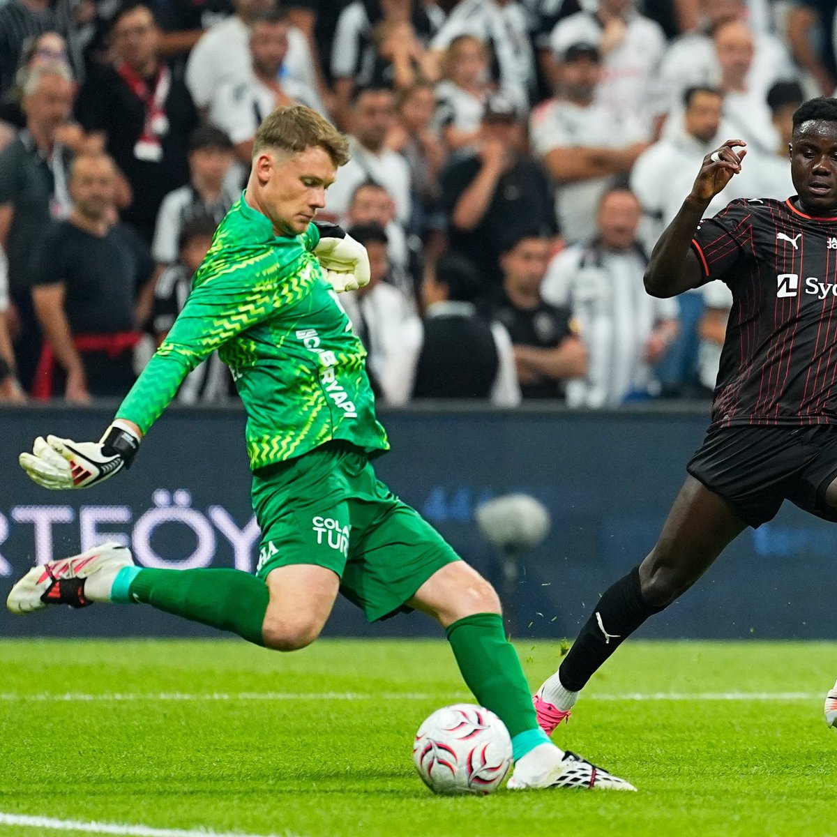 KartalRecord's tweet photo. Vatroslav Mihacic: “Alex, iki ayağını da çok iyi kullanıyor. Oyun kurulumunda Beşiktaş’a sahada +1 oyuncu kazandıracaktır. Bire birlerde cesur, temel kalecilik tekniği de üst düzey.” https://t.co/oBe8WCESb1