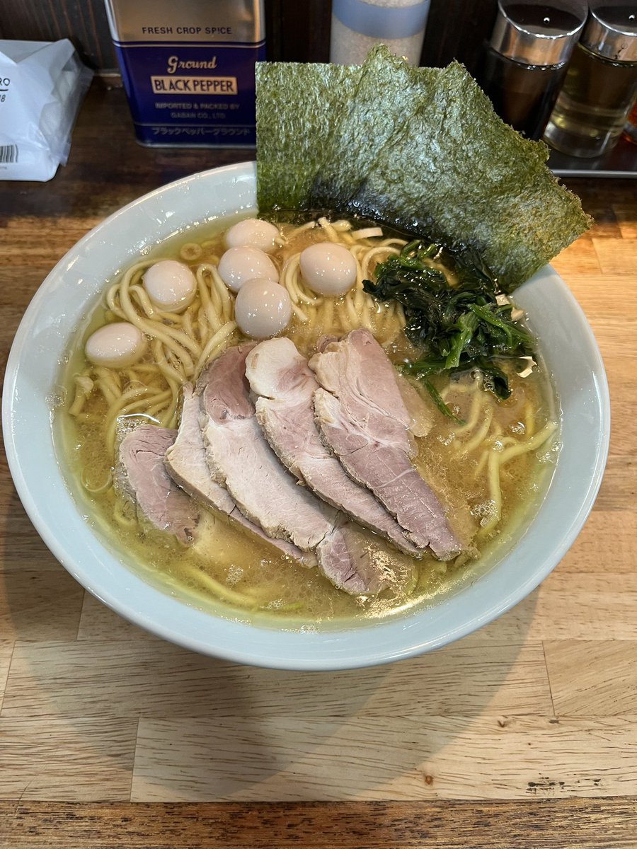 dai7881's tweet photo. ラーメン壱六家 大和店@大和市下和田
醤油ねぎチャーシュー 大  うずら玉子をトッピングで注文🍜
ねぎは別皿で出てきた😲
豚骨醤油スープはこってりしていて、オーソドックスだけど結構美味かったです😋 https://t.co/sn3Q3XR0HT