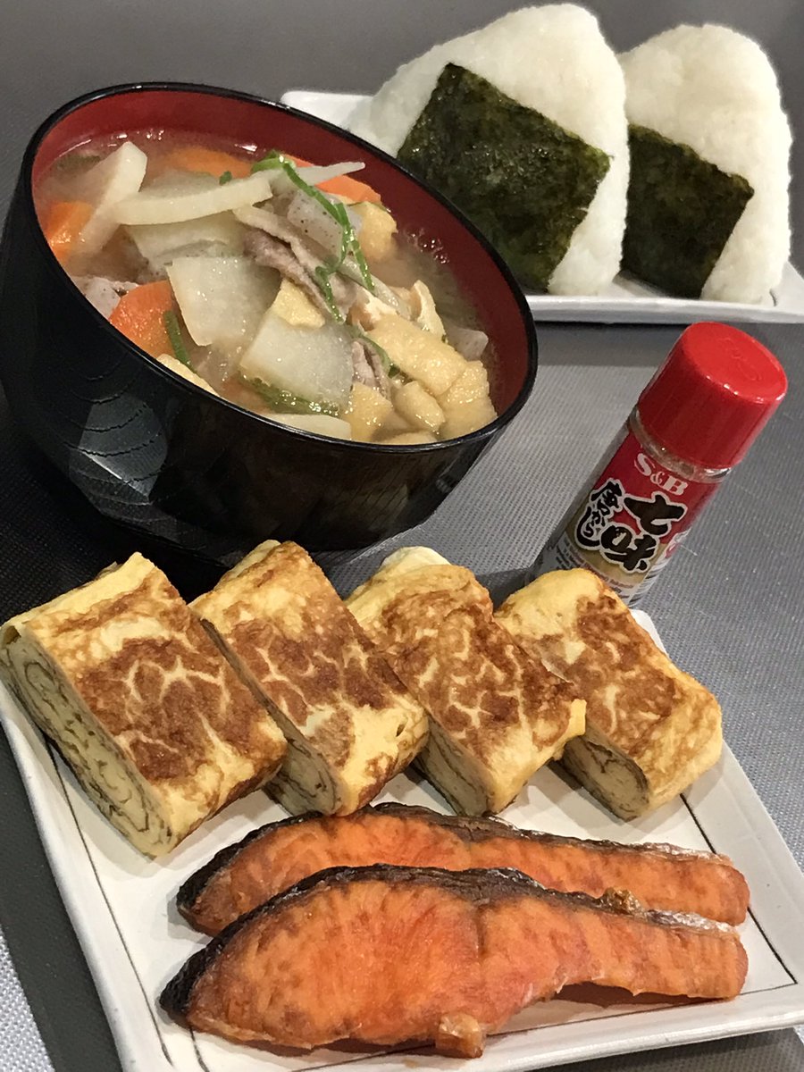 sense_kabu's tweet photo. 今日は焼き鮭&amp;卵焼き&amp;豚汁のおにぎり定食を食べました。おいしかったです。 https://t.co/laUdEvPIBx
