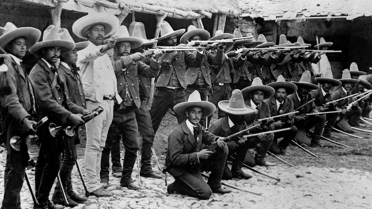 TrustKing_'s tweet photo. @FelipeCarv4ye @Seergiot3ck Mexico, 1910. 

Las comunidades rurales de Mexico siempre han estado armadas. https://t.co/7qTf1aMF0U