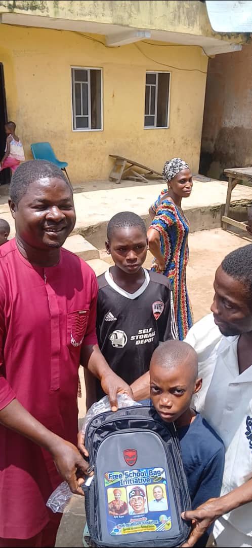 OlukayodeSeg's tweet photo. We must support the good works of Hon. Princess Surah O. Animashaun, the Executive Chairman Epe Local Government. 
In the same spirit, i humbly donated FREE SCHOOL BAGS to the indigents in Epe.
By: Hon. Olusegun Olukayode - Special Adviser on Special Duties, Epe Local Government https://t.co/K5yUJKn9fy