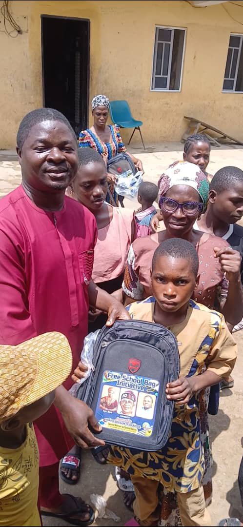 OlukayodeSeg's tweet photo. We must support the good works of Hon. Princess Surah O. Animashaun, the Executive Chairman Epe Local Government. 
In the same spirit, i humbly donated FREE SCHOOL BAGS to the indigents in Epe.
By: Hon. Olusegun Olukayode - Special Adviser on Special Duties, Epe Local Government https://t.co/K5yUJKn9fy