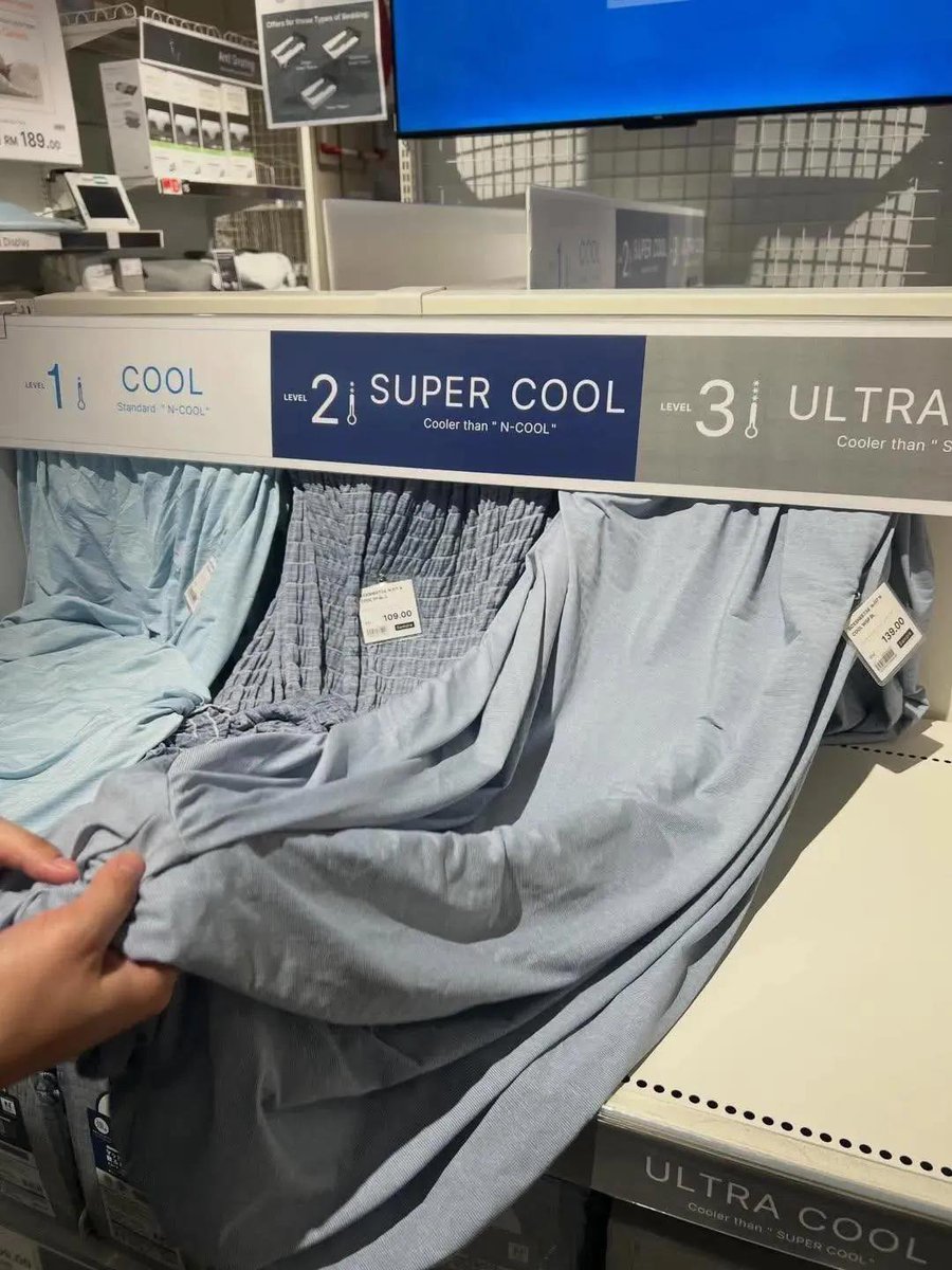 ratjunmuu's tweet photo. WKWK 😭 ternyata ada sprei yang bisa bikin tidur berasa masuk KULKAS?? 🥶🛌

Awalnya kirain cuma sprei biasa, ternyata ada level Cool, Super Cool sampai Ultra Cool 😭❄️ Katanya makin tinggi levelnya, sensasi dinginnya makin berasa. https://t.co/Zm5HsZmI1o