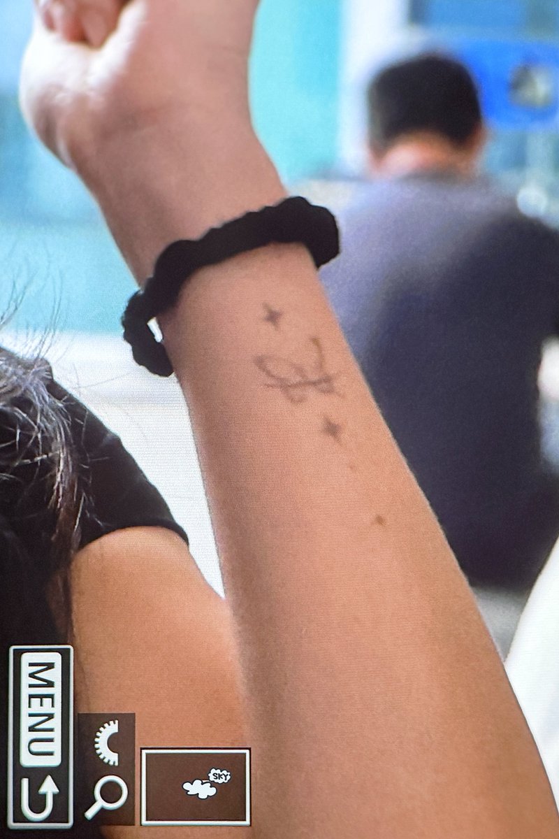 DragonKazoo77's tweet photo. Solar showing off the new butterfly tattoos on her forearm!

Q. Real or stickers?
🐰 Secret 🤫
Q. Why did you choose the butterfly ones?
🐰 There was nothing but butterfly ones

https://t.co/yzg22Gq1ZT
https://t.co/2Gv5G3rcWs