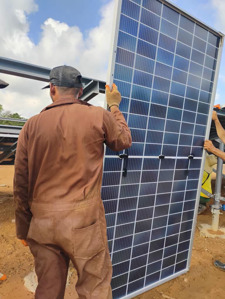 ECIComunicadora's tweet photo. Cada panel pesa 70 libras y la manipulación de los mismo no solo implica fuerza sino destreza y dominio para que la estructura cumpla con las normas y perdure en el tiempo. #ConstruyendoElFuturo en la #IslaDeLaJuventud @Alberto2035657 @Anaj211172 @Dir_RRHHPalmar https://t.co/YsnFdWItmx