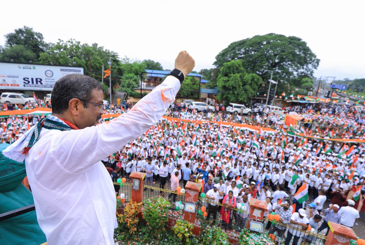 dpradhanbjp's tweet photo. तिरंगा हमारे राष्ट्रीय गौरव, स्वाभिमान और एकता का प्रतीक है। 

संबलपुर में ‘तिरंगा पदयात्रा’ के माध्यम से स्वतंत्रता संग्राम के अमर सेनानियों को नमन करने और उनके त्याग को स्मरण करने का पावन अवसर मिला।

आइए, माननीय प्रधानमंत्री श्री @narendramodi जी के आह्वान पर ‘हर घर तिरंगा’ अभियान को जनआंदोलन बनाएं तथा ‘विकसित ओडिशा’ और ‘विकसित भारत’ के निर्माण में अपना योगदान दें।

भारत माता की जय! 🇮🇳

#HarGharTiranga #TirangaYatra #Sambalpur #Odisha