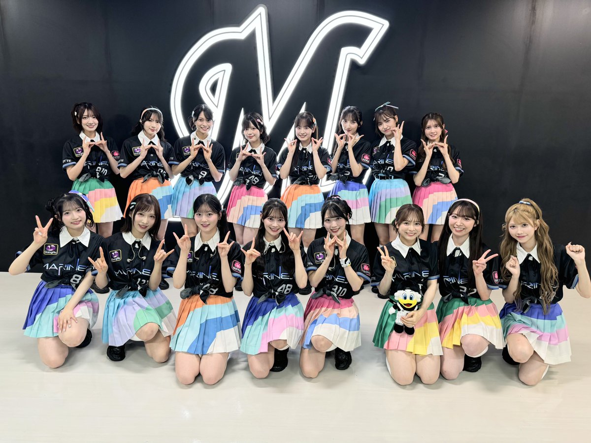 AKB48_staff's tweet photo. ／⋰
千葉ロッテマリーンズ
「BLACK SUMMER WEEK
  supported by クーリッシュ」🍨🌴
＼⋱

試合前パフォーマンスで
♪ 恋　詰んじゃった
♪ 好きish クーリッシュver.
♪ フライングゲット
を披露させていただきました🎤❤︎*･ﾟ

そして❕セレモニアルピッチは
#佐藤綺星 @airi_sato0624 が
務めさせていただきました👼🏻
本番前には毛利海大選手に
レクチャーいただきました✊🏻

ありがとうございました⚾️
このあとも最後まで一緒に盛り上がりましょう❤️‍🔥

#BSW