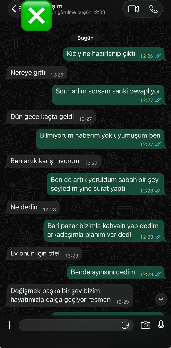 haberGBT's tweet photo. Annesi ile babasının kendi hakkındaki konuşmalarını okuyan kız, hayatının şokunu yaşadı:

🔺 “Ben artık eve gelmediğinde daha huzurlu hissediyorum.”

🔺 “Geçen eski fotoğraflarına baktım. Küçükken peşimden ayrılmazdı. Şimdi aynı evde yabancı gibiyiz.”

🔺 “Bazen gerçekten kızım gibi bile hissedemiyorum.”

🔺 “Ben uzun zamandır öyleyim zaten.”