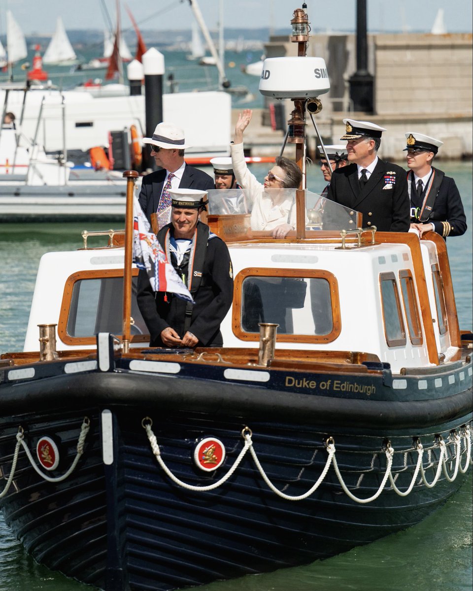 RoyalFamily's tweet photo. ⛵️This week, The Princess Royal joined sailors and spectators on the Isle of Wight to celebrate the 200th anniversary of Cowes Week.

Founded in 1826, the event in Cowes attracts over 60,000 visitors and more than 5,000 sailors across hundreds of yachts, each year. 

💥 Her Royal Highness kicked off the regatta by firing the cannon which sends the first fleet into the Solent.

The Princess - who is Admiral of the Royal Yacht Squadron, Patron of the Island Sailing Club, and Patron of UKSA - saw how the regatta is run for the thousands of competitors across more than 40 classes. 

Her Royal Highness also took to the Solent herself, sailing out to watch the races first hand. 🌊
