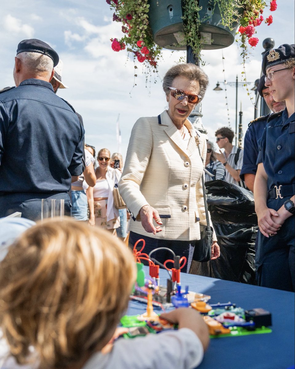 RoyalFamily's tweet photo. ⛵️This week, The Princess Royal joined sailors and spectators on the Isle of Wight to celebrate the 200th anniversary of Cowes Week.

Founded in 1826, the event in Cowes attracts over 60,000 visitors and more than 5,000 sailors across hundreds of yachts, each year. 

💥 Her Royal Highness kicked off the regatta by firing the cannon which sends the first fleet into the Solent.

The Princess - who is Admiral of the Royal Yacht Squadron, Patron of the Island Sailing Club, and Patron of UKSA - saw how the regatta is run for the thousands of competitors across more than 40 classes. 

Her Royal Highness also took to the Solent herself, sailing out to watch the races first hand. 🌊