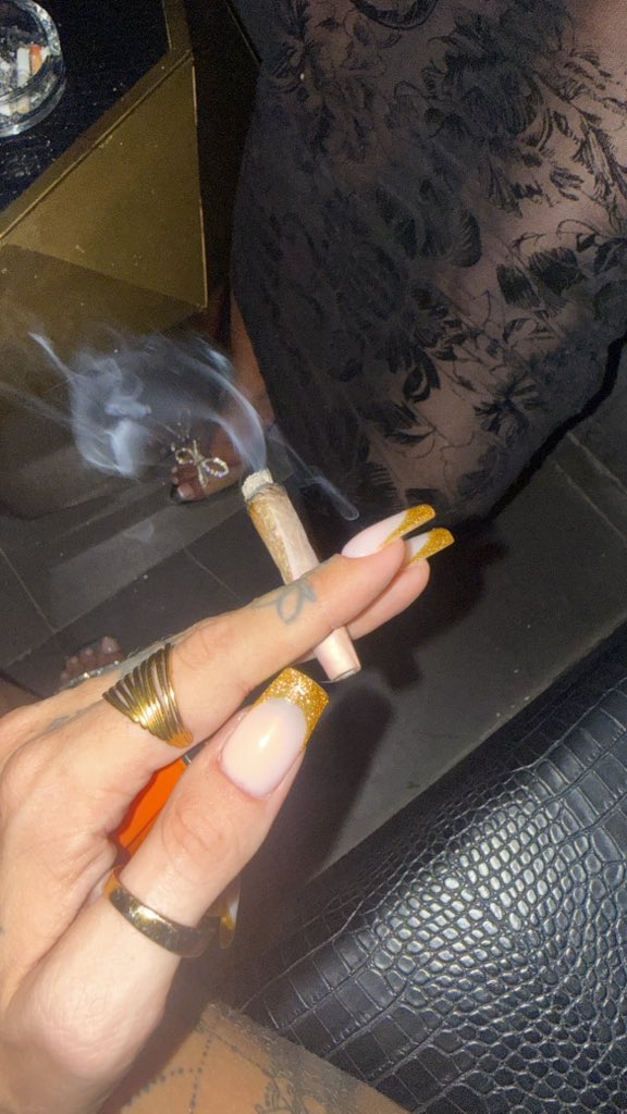 420Jayde's tweet photo. Girls who 🍃 instead of 🍷 be outside too… https://t.co/sTWBLzF3Bd
