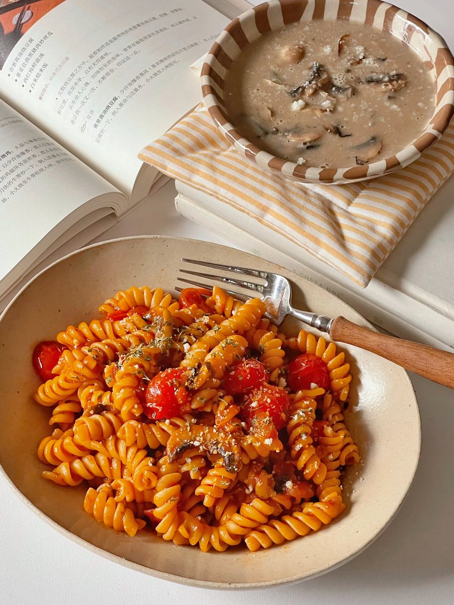 AnnaRockefwpke's tweet photo. Homemade tomato basil pasta with a sprinkle of parmesan! Super quick, cozy, and tastes way better than takeout https://t.co/GOG8yPMmRG