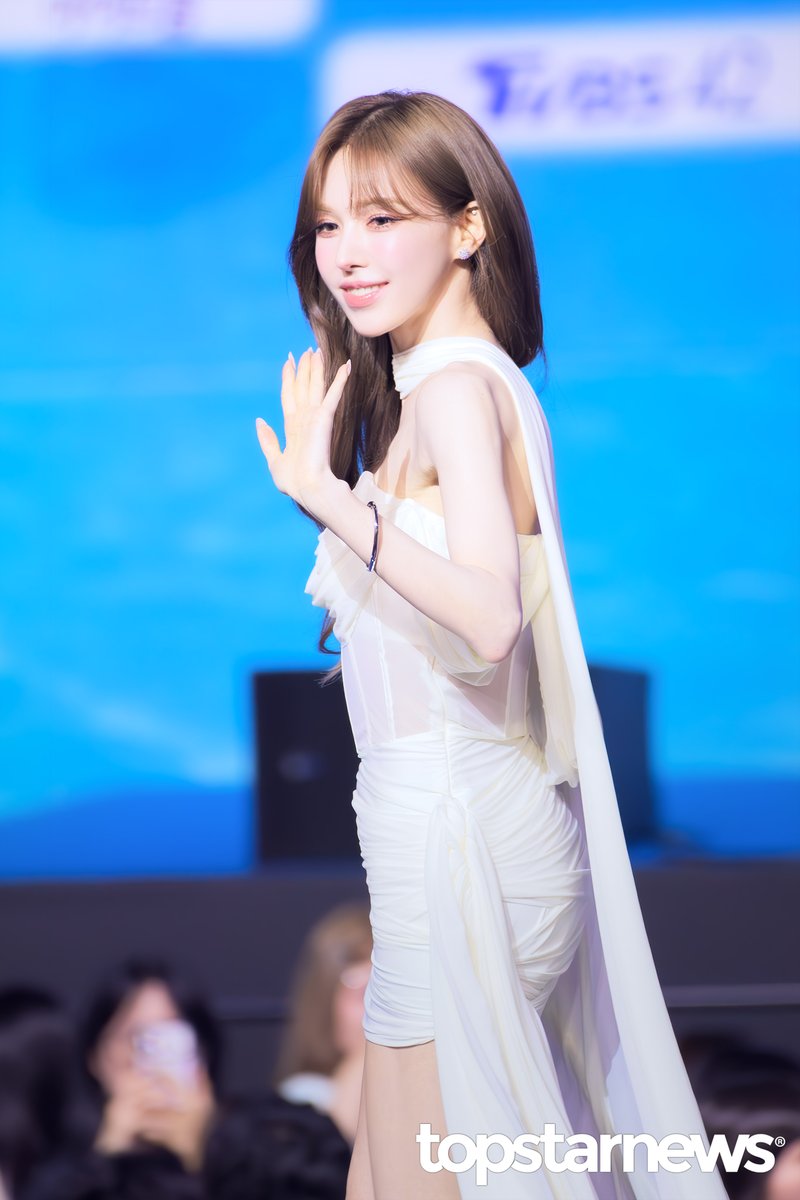 TSN_PHOTO's tweet photo. [HD포토] 레드벨벳 웬디, ‘여기가 올림포스인가요?…‘여신이 아닐리 없어’’ (2026 SBS 가요대전 썸머 블루카펫) #레드벨벳 #RedVelvet #웬디 #WENDY #가요대전 #프리뷰 https://t.co/C0vOr4MlYe <- Original Photo https://t.co/5H8iQdI9Tv