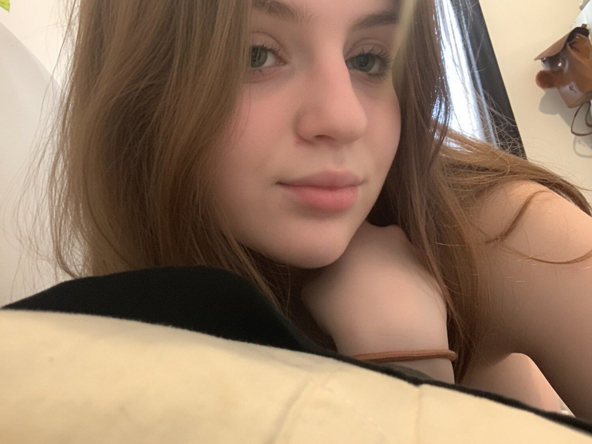 Leauwuu's tweet photo. Just woke up 😴 https://t.co/ZRPQs0GMMj