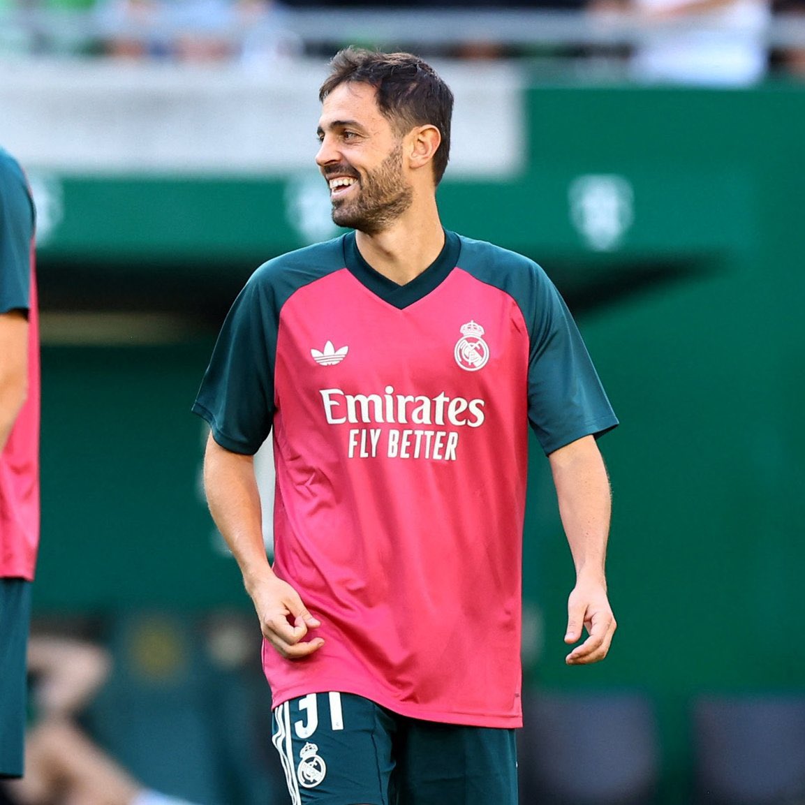 FaktaSepakbola's tweet photo. Mourinho Soroti Kondisi Bernardo Silva Usai Liburan: “Dia Benar-Benar Tidak Berlatih” 😭🤣

“Dia adalah pemain yang sangat penting, fantastis bagi kami.

Tapi sayangnya, ketika pergi berlibur, dia suka benar-benar melepas semuanya dan tidak berlatih…

Jadi, dia kembali dalam kondisi fisik yang jauh di bawah standar biasanya. Sekarang dia harus bekerja keras.” 😁👀

📝 Mixed zone