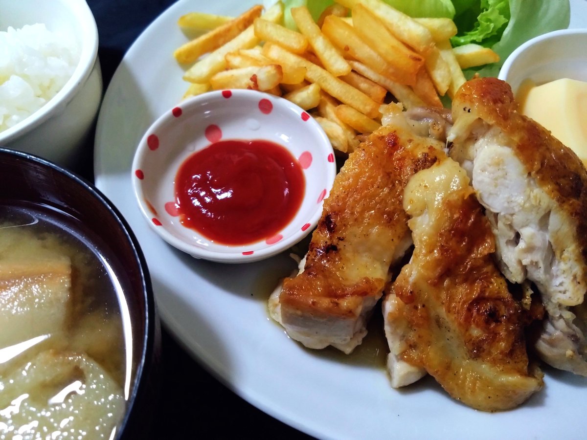MOYOsakura's tweet photo. チキンステーキ🐔
 #いただきます
 #ごちそうさまでした
 #おうちごはん
 #家庭料理

ただただ焼き、ただただ揚げる日々

息子の食事量や品数は、写真よりいつも多いんです😅

それでも超痩せ型の息子です⁝(ᵒ̴̶̷᷄ᾥ ᵒ̴̶̷᷅    )⁝

成人男性の胃袋を満たすため、母は今日も頑張りました https://t.co/tCvgzjjv2L
