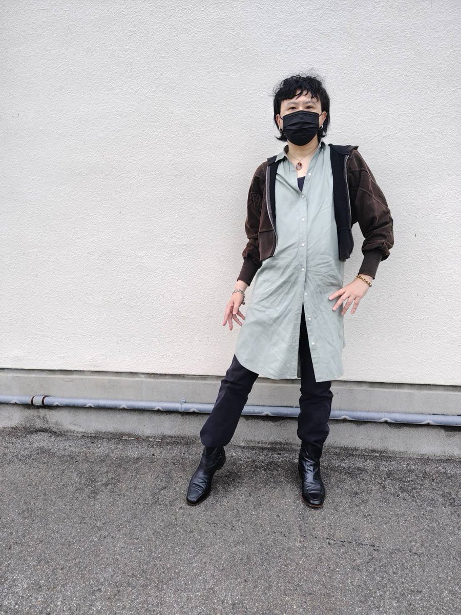 HEATforest's tweet photo. テーマ「confusion」

ショート丈のパーカーにロングシャツを組み合わせる事によって、本来の体型が分からない、ちょっとした混乱を生み出したくてコーディネートした

アイテムは少々タイトめな物を使用する事でシルエットが際立つ狙いがある https://t.co/ZOYqxvCTLi