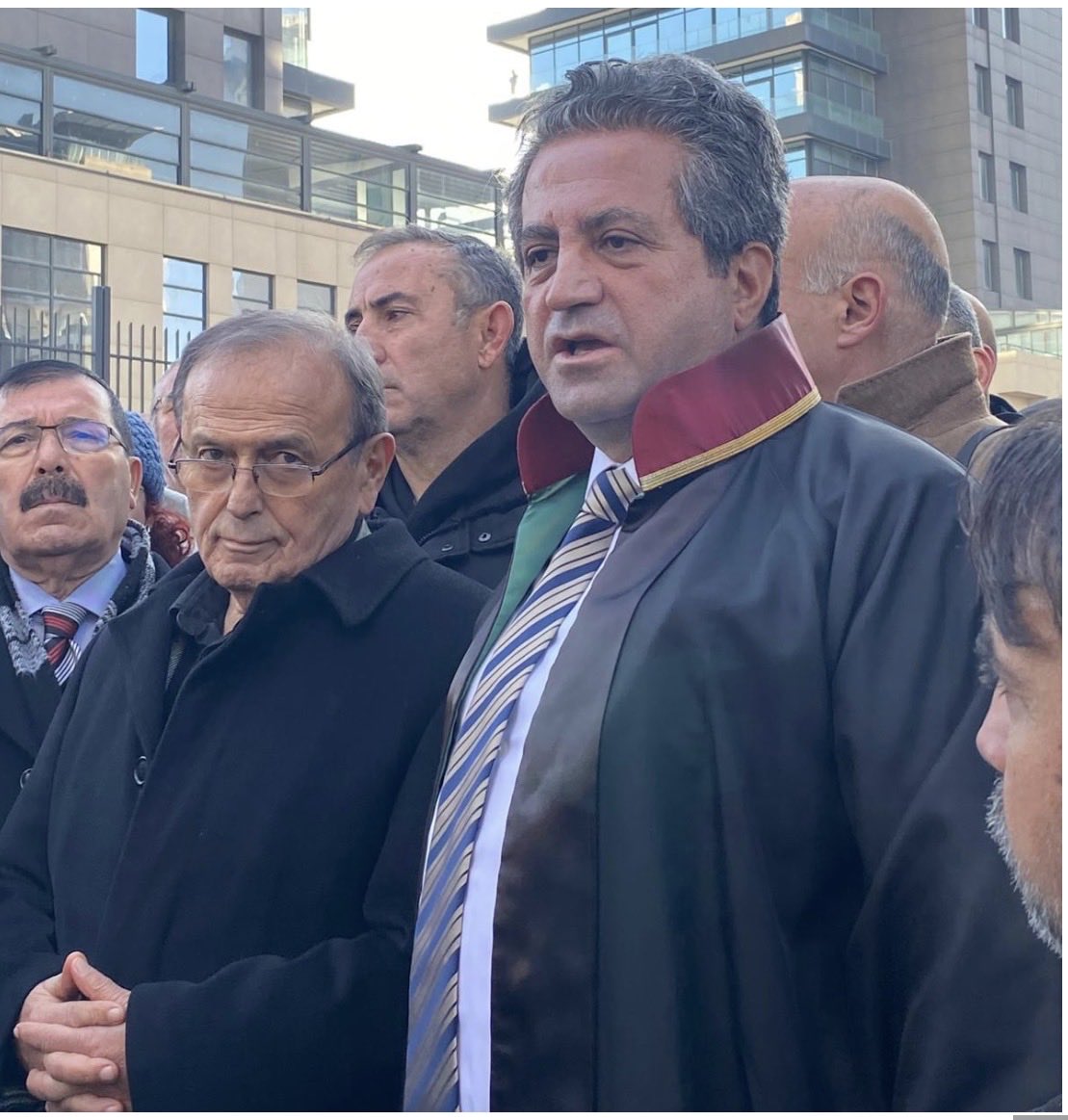 Mem__Der's tweet photo. BİR MİLYON İMZA KAMPANYASI SONUÇ VERDİ.
ANAYASA MAHKEMESİ 06.08.2026 TARİHİNDE ÜSTAT SEYFETTİN ÇİLESİZİN TÜM EMEKLİLER ADINA YAPTIĞI SEYYANEN ZAM BAŞVURUSUNU İNCELEMEYE ALARAK İLK KARARINI VERDİ. ANAYASA MAHKEMESİ DOSYALARI BİRLEŞTİME KARARI VEREREK YAKINDA NİHAİ KARARINIDA İLK DOSYA ÜZERİNDEN VERECEKTİR. 
Emeklinin seyyanen zammında kritik adım: Dosyalar birleşti https://t.co/SJmMQhKZWh… #gazetesozcu @gazetesozcu aracılığıyla