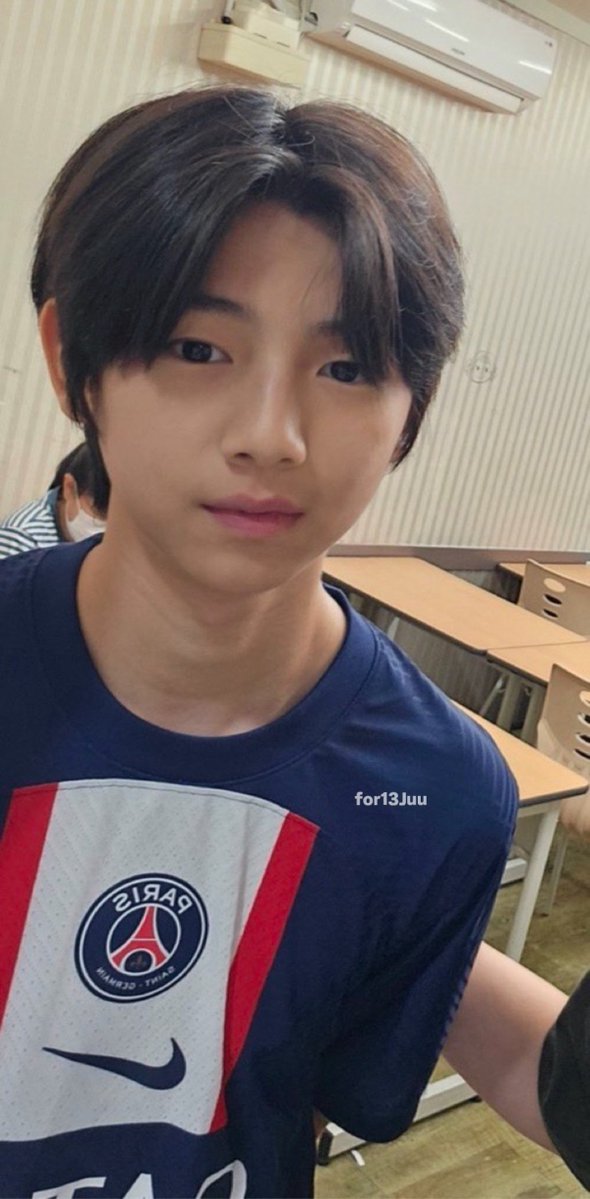 for13Juu's tweet photo. 중학교 3학년 때 주훈이 학원에서 같이 찍은 사진이래요 
어릴 때라고 얼굴에서 아기인 거 다 티남 ♡♡ https://t.co/m9HQiLkALA