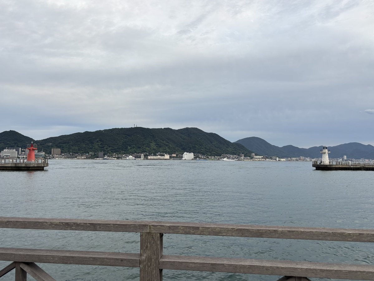 staff_anomaly's tweet photo. 下関市唐戸桟橋の赤白灯台。
恋人同士が2つの灯台に触れて誓いを立てると、必ず結ばれるらしい… https://t.co/eSdun7V8nf