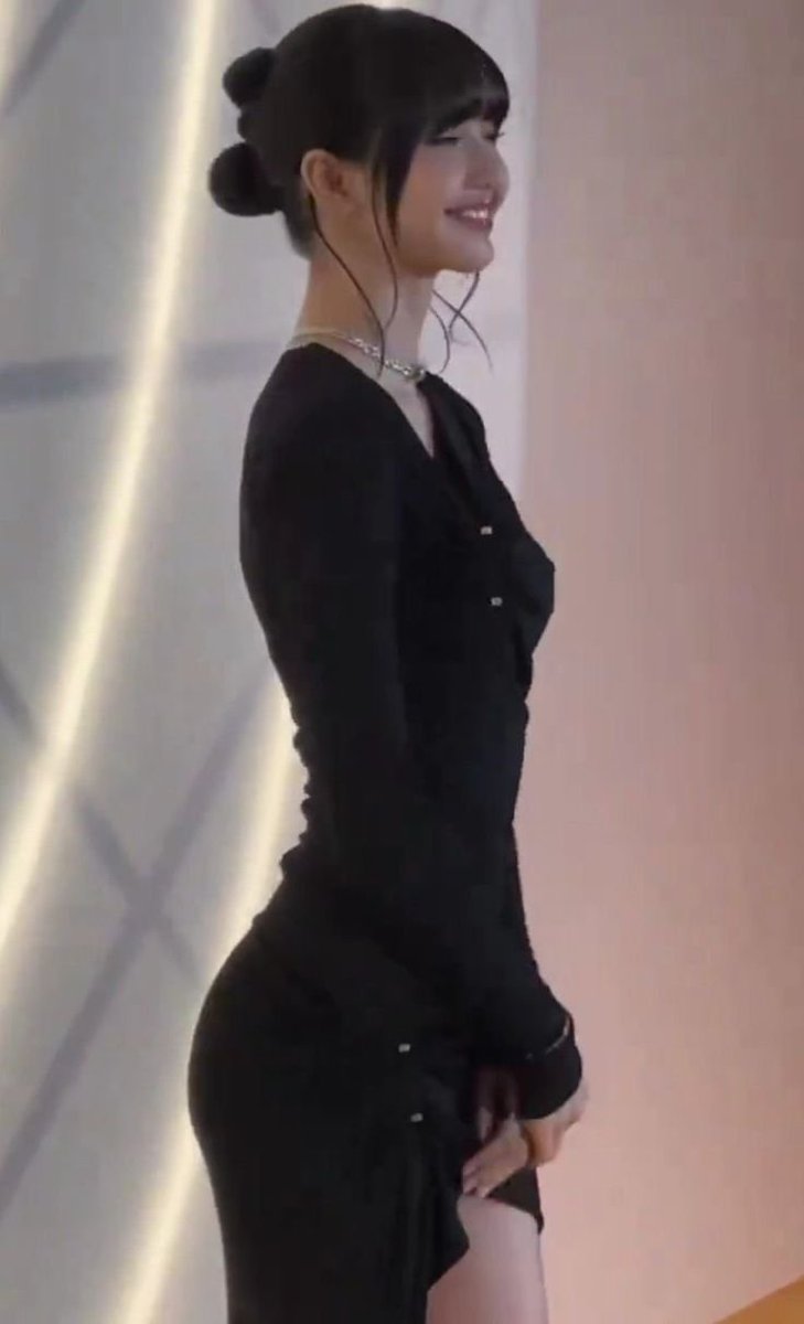 elean_park's tweet photo. Dare I say , No on in k-pop has a body build like #LISA 
She is really healthy and bright https://t.co/7R8kGvtSe4