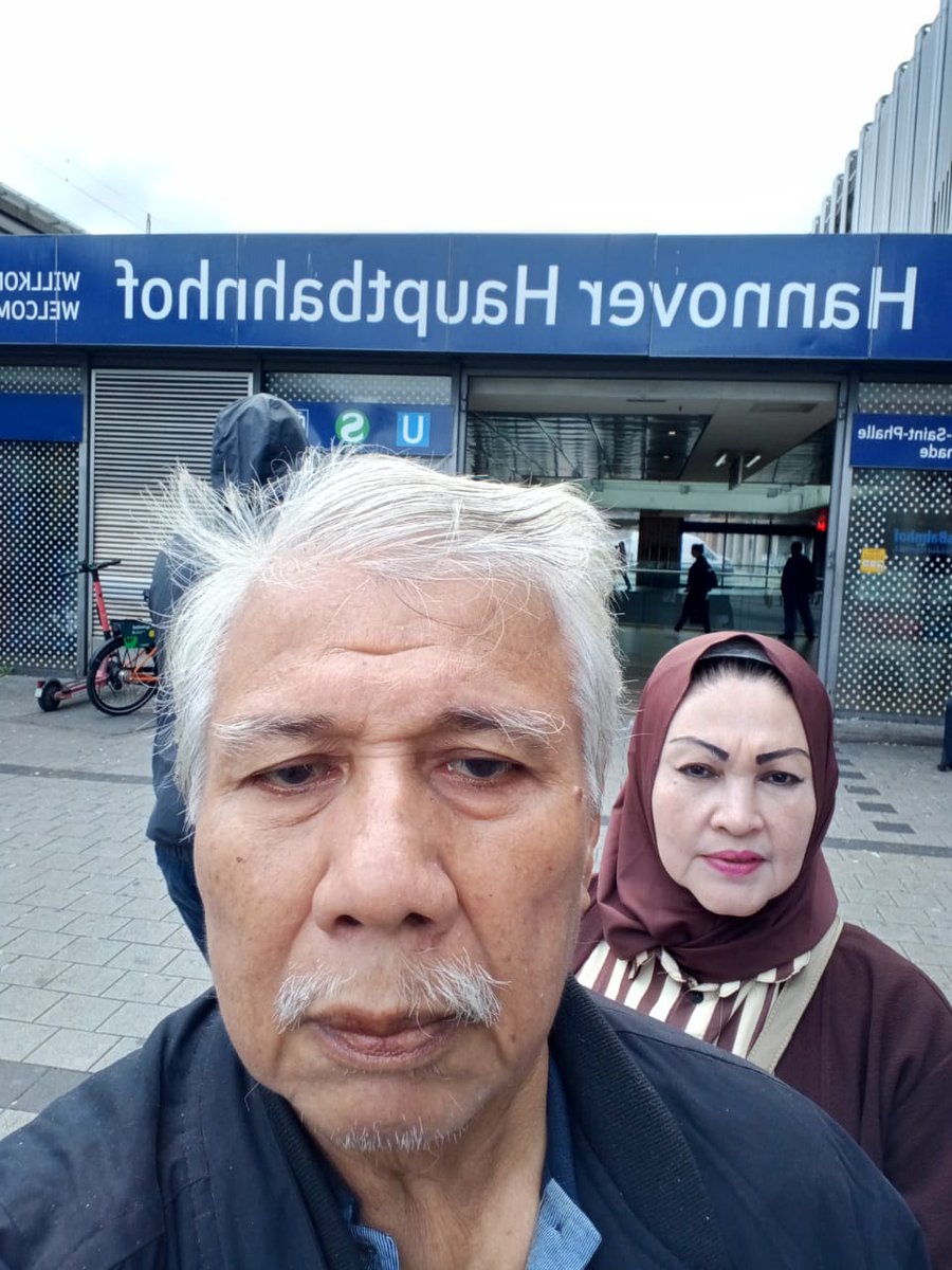 KamarullahH's tweet photo. Dengar music minggu sore dirumah - ABBA - The Winner Takes It All - By Jessica Trocha. Foto selfie Juli 2025 di Station Tremp Hannover, Germany. https://t.co/RRJVolfX0z
