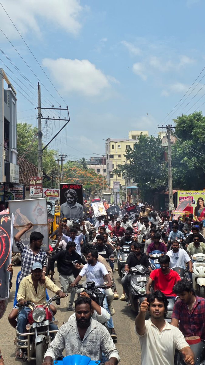 rahul_2011_T's tweet photo. Narsapuram MLA Sri @BNayakar_JSP garu joined the celebrations of our #MaheshBabu𓃵 for #Dookudu4K #DookuduRerelease  in Rajarajeswari Theatre🥁🥁

🔥🔥
#HBDSuperstarMaheshBabu 😍 https://t.co/4IPlbgniK3