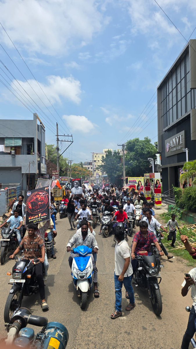 rahul_2011_T's tweet photo. Narsapuram MLA Sri @BNayakar_JSP garu joined the celebrations of our #MaheshBabu𓃵 for #Dookudu4K #DookuduRerelease  in Rajarajeswari Theatre🥁🥁

🔥🔥
#HBDSuperstarMaheshBabu 😍 https://t.co/4IPlbgniK3